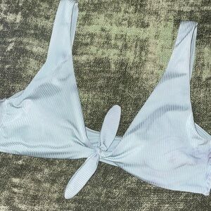 Light green bikini top / size M